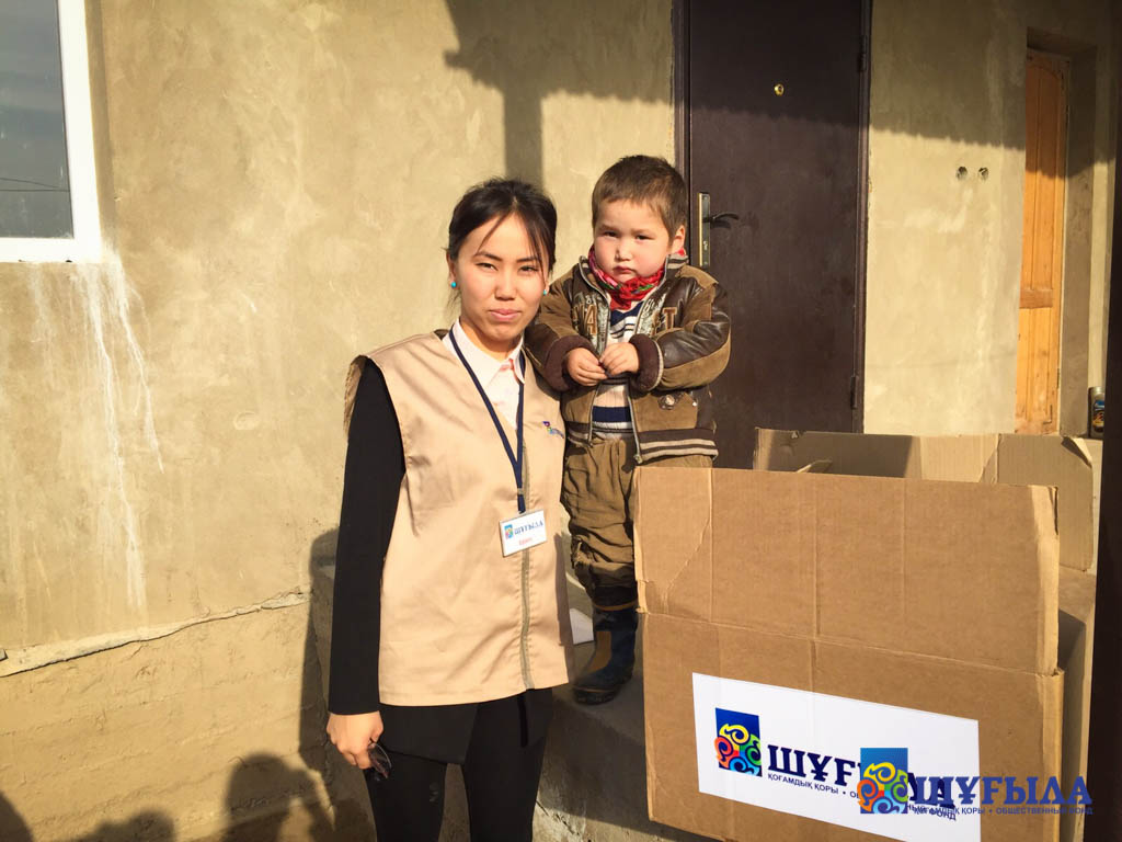 Благотворительность в Казахстане. Благотворительная раздача продуктов в городе Шымкент.